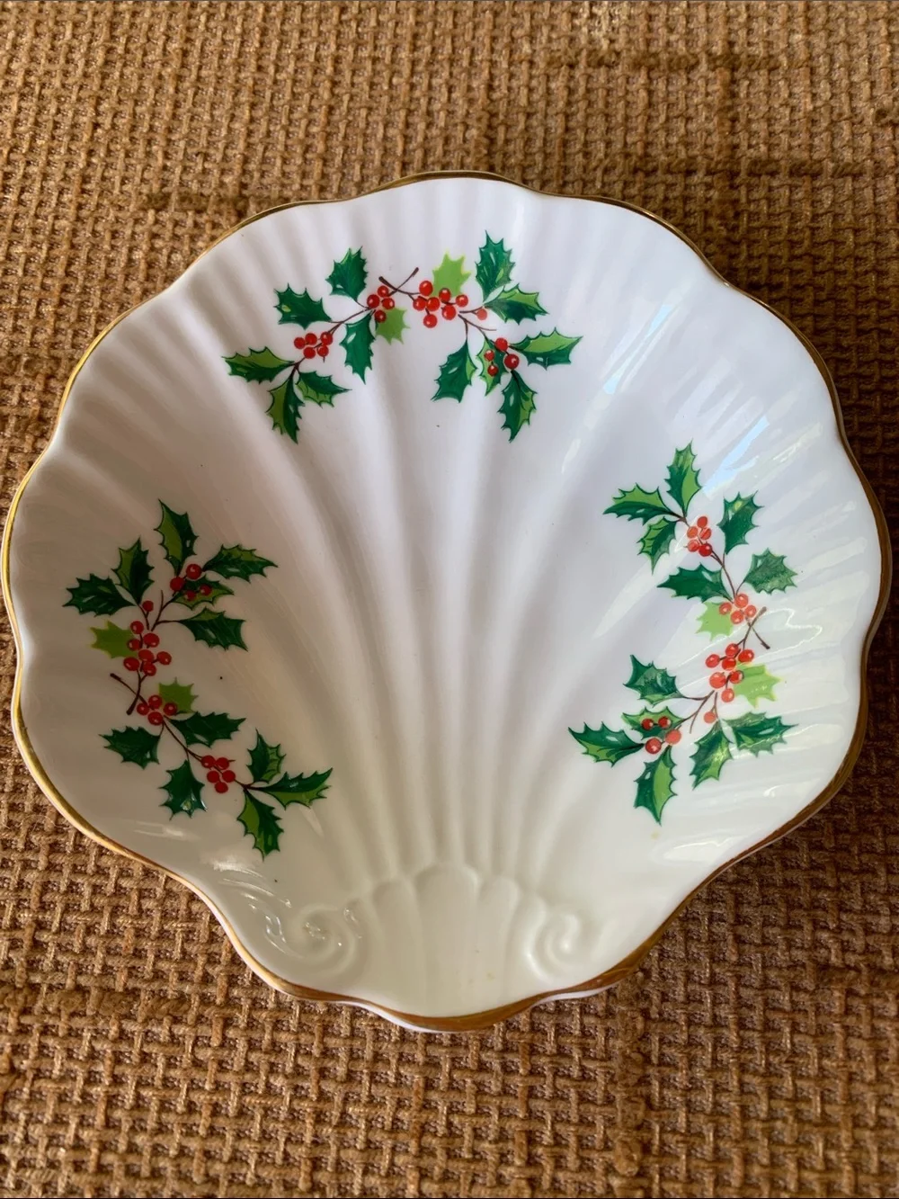 Royal Tara White Holiday Holly Scalloped Serving dish 4.5” (rare)